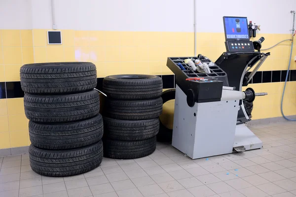 Tyre fitting machine — Stock Photo, Image