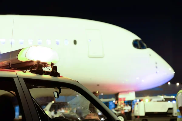 Aviões de passageiros no aeroporto — Fotografia de Stock