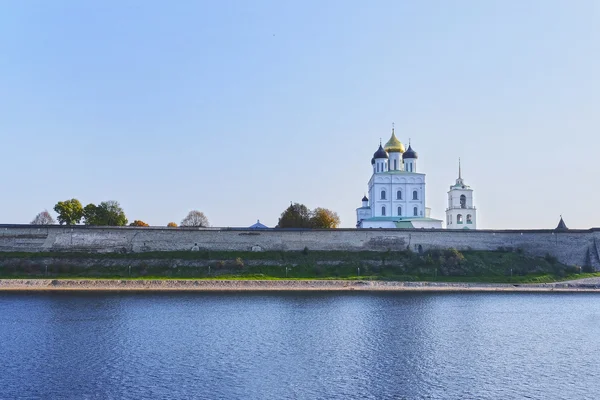 Pskov Kremlin en Trinity orthodoxe kathedraal — Stockfoto