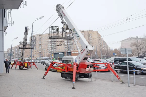 Telescopic lift on Kutuzovsky Prospekt — Stock Photo, Image