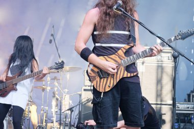 elektro gitar çalmak adam