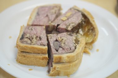 Plaka üzerinde rulo köfte