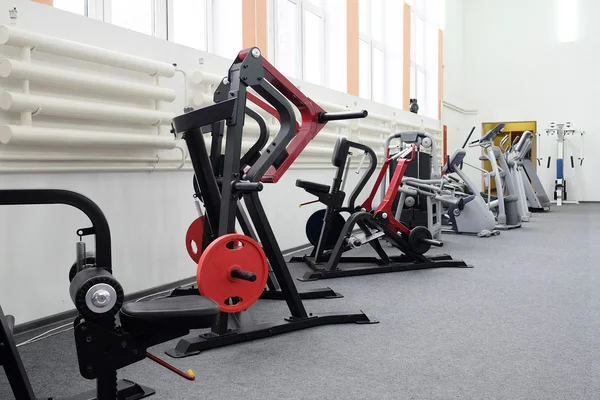 Fitness ekipmanları ile fitness salonu — Stok fotoğraf