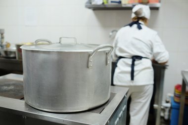 Soba üzerinde büyük tencere
