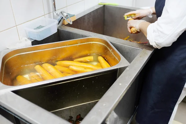 Person clean the carrots — Stock Photo, Image