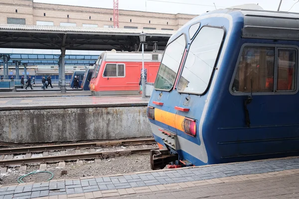 Červené a modré vlaky na nádraží — Stock fotografie