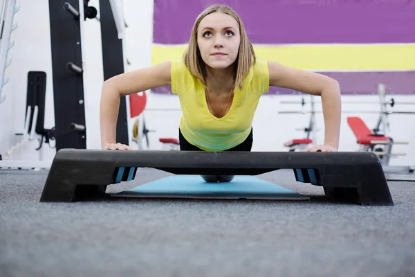 Mladá dívka se zabývá fitness — Stock fotografie