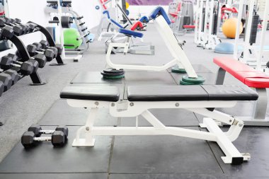 Spor salonu ekipman ile iç