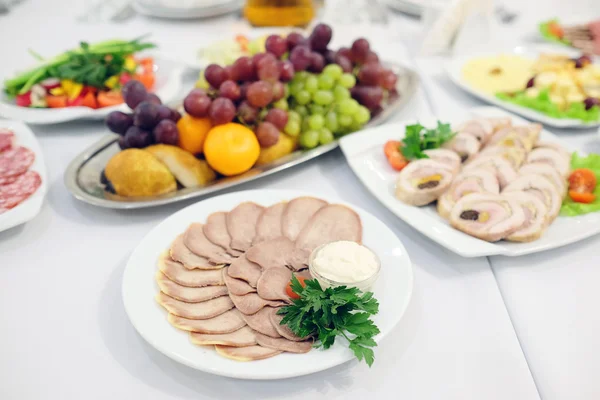 Platos y comida en la mesa servida — Foto de Stock