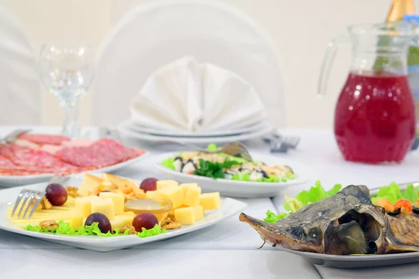 Platos y comida en la mesa servida — Foto de Stock