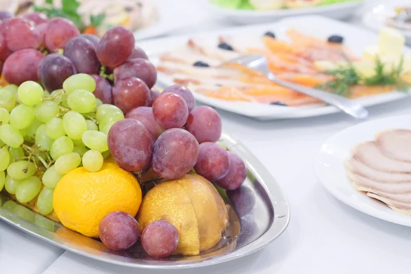 Piatto di frutta sul tavolo — Foto Stock