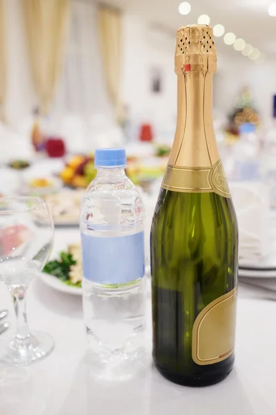 Champagne og en flaske vann. – stockfoto