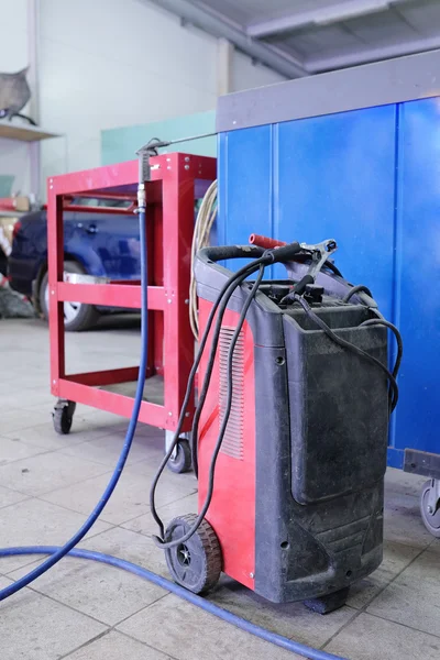 Schweißgerät in der Tankstelle — Stockfoto