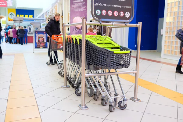 W koszykach sklepów w centrum handlowym — Zdjęcie stockowe