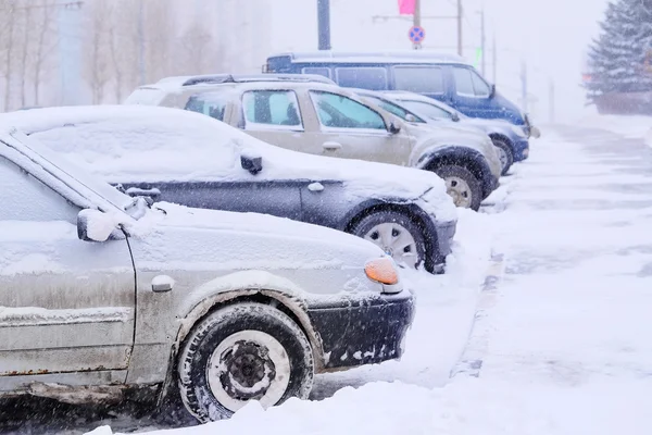 Parked cars in snow — Stock Photo, Image