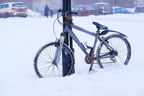 Şehirde karda Bisiklet — Stok fotoğraf