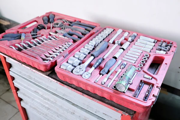 Rote Schachtel mit Werkzeug — Stockfoto