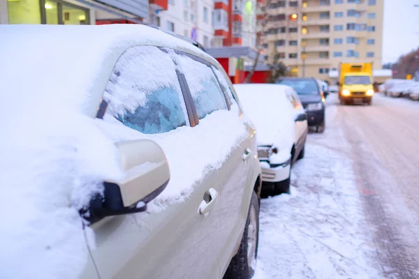 Carros estacionados na neve — Fotografia de Stock