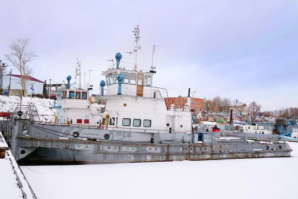 Fartyg i floden hamn — Stockfoto