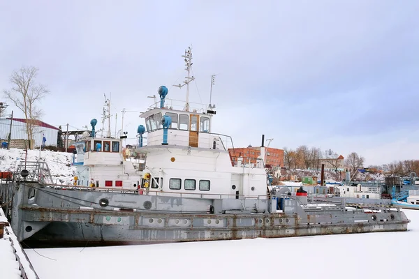 Lodě v přístavu řeky — Stock fotografie