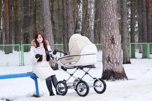 Mladá matka se projít do parku se svým dítětem — Stock fotografie