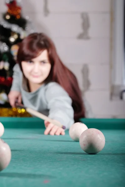 Schöne junge Frau beim Billardspielen — Stockfoto