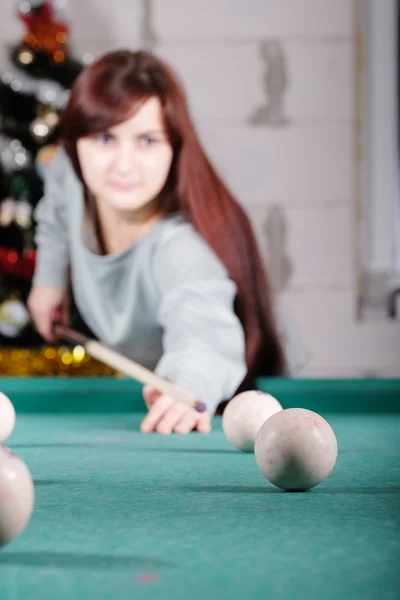 Jovem bonita jogando bilhar — Fotografia de Stock