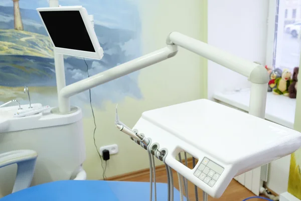 Стоматологічні інструменти та обладнання — стокове фото