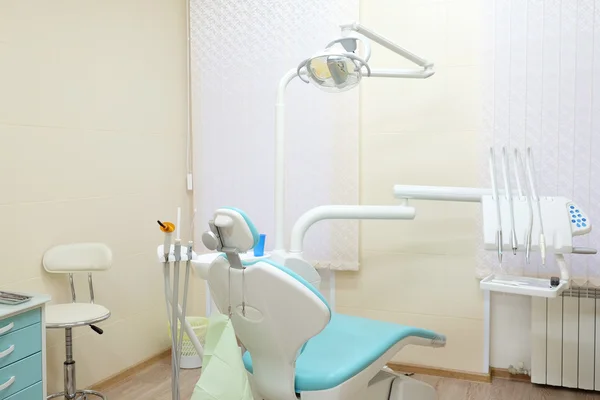 Cadeira de dentista em uma sala médica — Fotografia de Stock