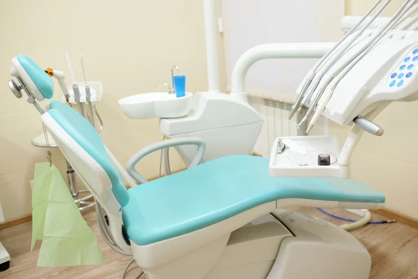De tandarts stoel in een medische kamer — Stockfoto