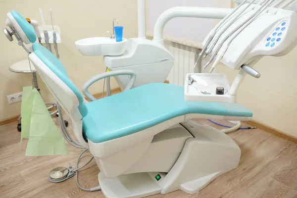 Silla de dentista en una sala médica —  Fotos de Stock