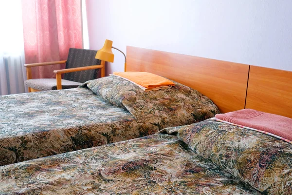 Interno di una camera da letto motel — Foto Stock