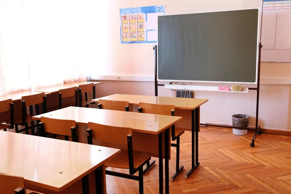 Clase con escritorios y pizarra — Foto de Stock