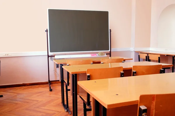 Clase con escritorios y pizarra — Foto de Stock