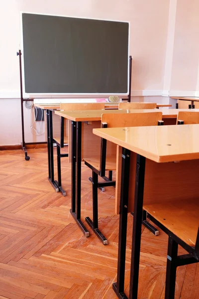 Clase con escritorios y pizarra — Foto de Stock