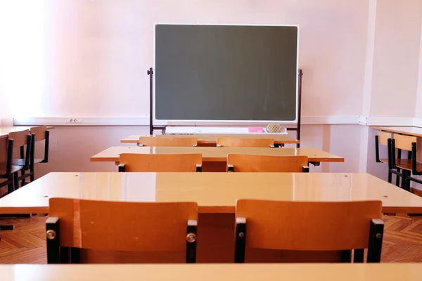 Clase con escritorios y pizarra — Foto de Stock