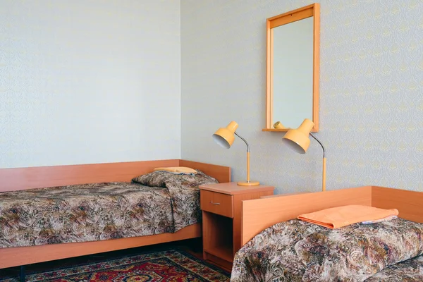 Camas gemelas en la habitación — Foto de Stock