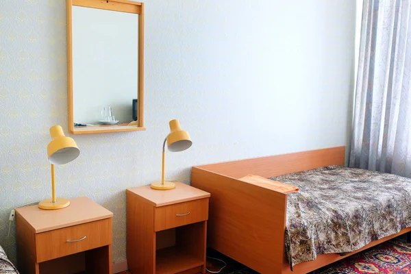 Interieur van een motel slaapkamer — Stockfoto