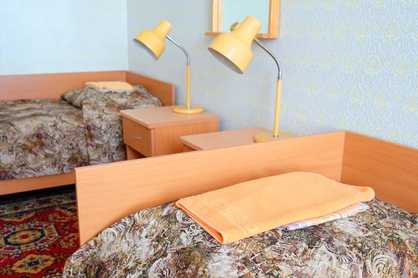 Oddělené postele v pokoji — Stock fotografie