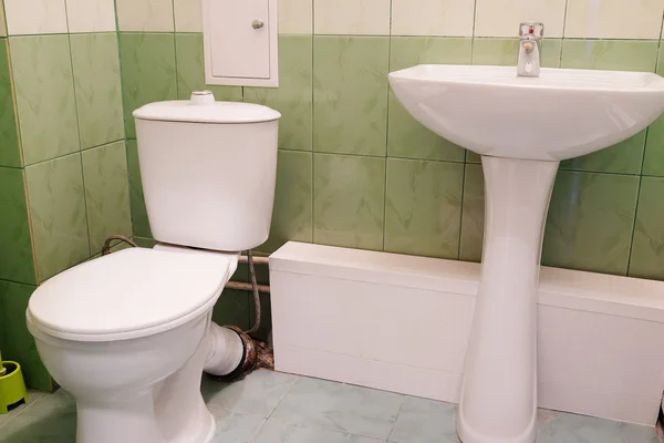 Inodoro y lavabo en un baño WC —  Fotos de Stock