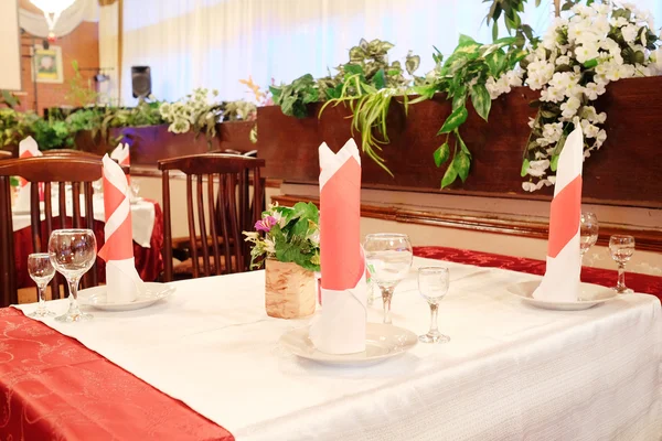 Tafel geserveerd in een restaurant — Stockfoto