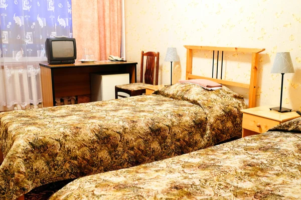 Interieur van een motel slaapkamer — Stockfoto