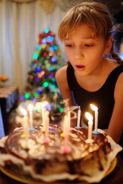 Дівчина святкує день народження з тортом — стокове фото