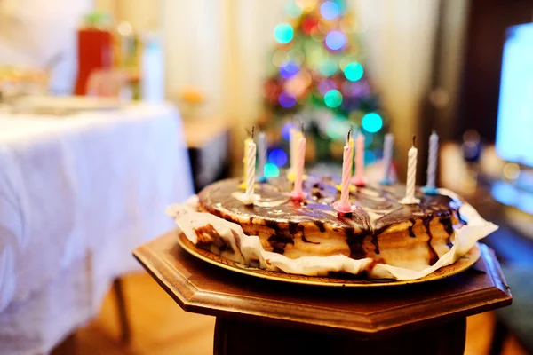 ろうそくの誕生日ケーキ — ストック写真