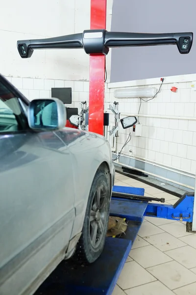 Samenvouwen apparatuur in een garage voor reparatie — Stockfoto
