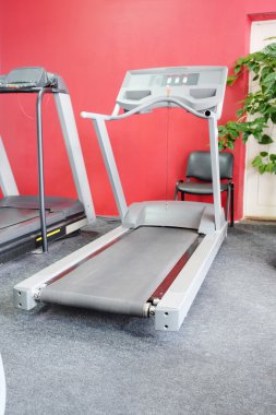 Spor salonunda koşu bandı görüntüsünü