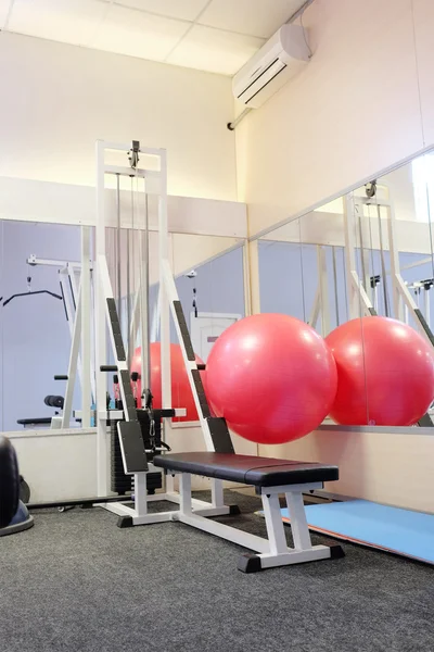 Interieur van fitnessruimte met apparatuur van het — Stockfoto