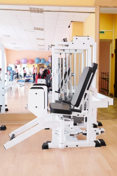 Gimnasio de fitness con equipamiento deportivo —  Fotos de Stock