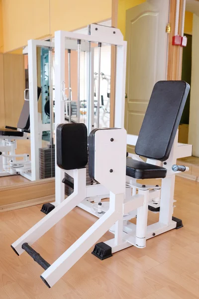 Gimnasio de fitness con equipamiento deportivo —  Fotos de Stock