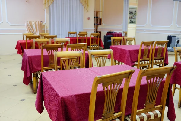 Mesas servidas em um restaurante moderno — Fotografia de Stock